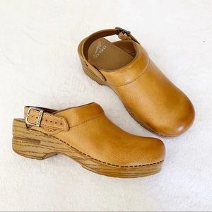 Dansko Berry tan leather clogs